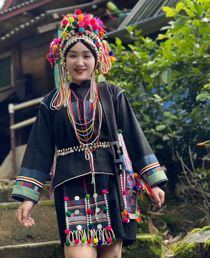 西双版纳哈尼族阿卡服饰 跨越时间的美丽诠释