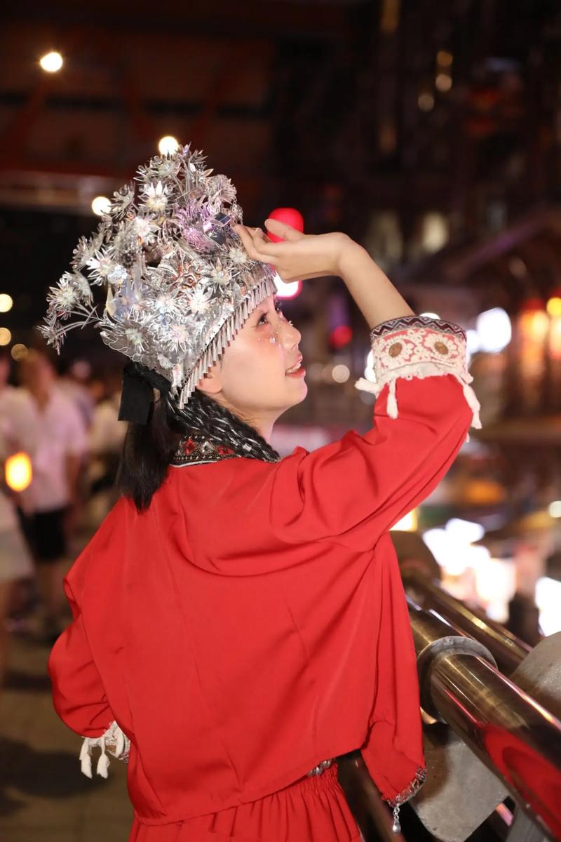 总要穿一次苗族服饰吧，解锁洪崖洞的夜与热